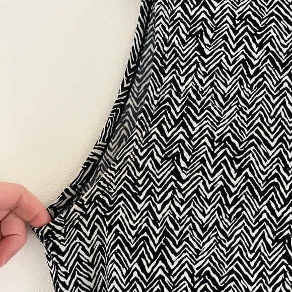 J. Valdi Black & White V Neck Dress | Size Medium - Picture 3 of 5